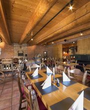 Raum 3 Restaurant Altes Eishaus vor dem alten Karussellpferd.