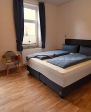 Doppelzimmer mit luxuriösem Boxspringbett (180x210), Bad mit ebenerdiger Dusche und modernem HD-TV. Dieses ist unser Zimmer 3.