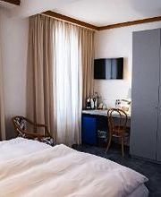 Hotel Albergo Carcani by Ketty & Tommy in Ascona – Zimmerausstattung mit Kaffeemaschine, Schreibtisch und Sitzbereich