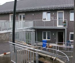 Behindertengerechter Zugang mit Geländer