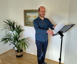 Noten werden an einem Notenständer betrachtet und vorbereitet.