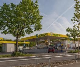 AGROLA Tankstelle in Schaffhausen. GVS Tankstelle mit TopShop. Links grosser Baum, rechts liegt AGROLA Tankstelle.