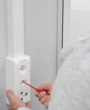 Installation von Schalter und Steckdosen