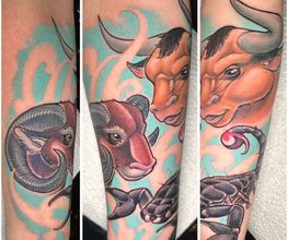 Farbiges Sternzeichen-Tattoo mit Widder, Stier und Skorpion vor türkisfarbenem Ornament-Hintergrund im Neo-Traditional-Stil.