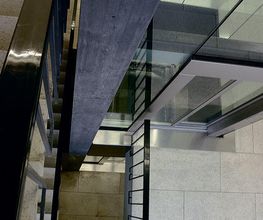 Einbau Lift mit schwarz eingefärbtem Beton