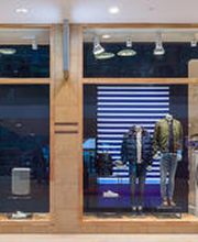 Tommy Hilfiger Outlet immagine 3