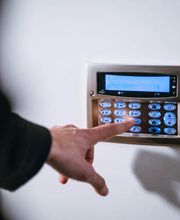 Kontrollpanel einer Alarmanlage