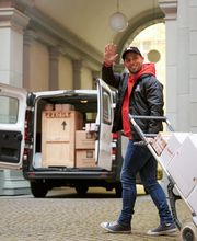 Das Team von Mail Boxes Etc. besteht aus engagierten und erfahrenen Experten, die sich darauf konzentrieren, Ihnen den bestmöglichen Service zu bieten. Wir sind stolz darauf, ein professionelles und freundliches Team zu haben, das Ihnen bei allen Fragen und Anliegen rund um den Versand und andere Dienstleistungen zur Verfügung steht.Unsere Mitarbeiter sind speziell ausgebildet, um Ihnen individuelle Lösungen für Ihre spezifischen Bedürfnisse zu bieten. Wir hören zu und beraten Sie gerne bei der Auswahl des richtigen Services und der optimalen Versandoptionen. Bei Mail Boxes Etc. ist der Kundenservice unsere oberste Priorität und wir tun alles, um sicherzustellen, dass Sie mit unseren Dienstleistungen zufrieden sind.Unser Team ist auch auf dem neuesten Stand der Technik und nutzt modernste Tools und Technologien, um Ihnen eine schnelle und effiziente Abwicklung Ihrer Anfragen und Aufträge zu ermöglichen.Wenn Sie Fragen haben oder Hilfe benötigen, zögern Sie bitte nicht, uns zu kontaktieren. Wir freuen uns darauf, Ihnen zu helfen!