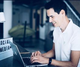 Im Social Media unterstützen wir Firmen redaktionell, strategisch und werbewirksam auf Facebook, Pinterest, YouTube, TikTok, Instagram und Twitter im B2C sowie XING und LinkedIN im B2B-Bereich.