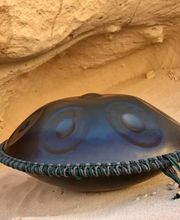 Auf Klippen, mitten im Atlantik werden diese Handpans, in einer Karawanenwerkstatt geboren – geformt im Rythmus der Wellen des Ozeans, deren Kraft und Geist sich mit in den Klang einweben. So entsteht ein sauberer und mysteriöser Klang, dessen wellenartige Schwingung das vegitative System in harmonischen Einklang bringt. In den NamiPan Handpans steckt Freiheit, Wildheit und die pure Kraft der Natur.

Du kannst die Nami Handpan im Handpan Showroom Aschaffenburg ausprobieren und kaufen oder bei www.Handpan.World online bestellen.