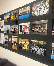 TA WingTsun Linden-Limmer - Fotowand im Innenbereich mit Eindrücken aus Lehrgängen, Gruppentraining, Veranstaltungen und Gemeinschaft für Kampfkunst, Selbstverteidigung und sportliche Entwicklung.