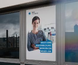 Fenster mit Werbung für WBS TRAINING