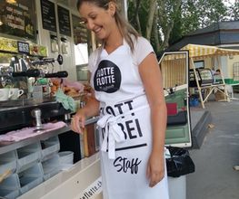 Alessandra, zertifizierte Barista SCAE L2 bei der Arbeit