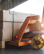 Die SEVIS Transport GmbH ist Ihr zuverlässiger Partner für Lieferungen von Stückgut. Seit unserer Gründung haben wir uns dem Ziel verschrieben, erstklassige Transportlösungen anzubieten, die den Bedürfnissen unserer Kunden gerecht werden. Mit Sitz in Murgenthal sind wir stolz darauf, unseren Kunden in der gesamten Region und darüber hinaus hochwertige Dienstleistungen anzubieten. Unser Unternehmen zeichnet sich durch einen ganzheitlichen Ansatz aus, der Lagerhaltung, Verpackung, Versand und Tracking umfasst. Wir verstehen die Komplexität und die Anforderungen des Stückguttransports und haben unsere Prozesse entsprechend optimiert, um einen nahtlosen Ablauf zu gewährleisten. Von kleinen Sendungen bis hin zu umfangreichen Ladungen bieten wir massgeschneiderte Lösungen, die auf die individuellen Anforderungen jedes Kunden zugeschnitten sind. Lassen Sie Ihr Stückgut bis zu 1 t von uns liefern.