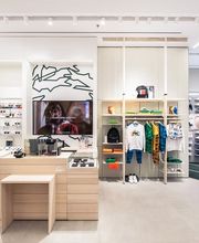 Lacoste Marseille Terrasses du Port image 9