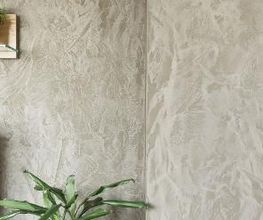 Strukturierte Wandgestaltung: Detailaufnahme einer fugenlosen Wand mit dekorativer Spachteltechnik in hellen Beigetönen.