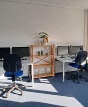 PC-Arbeitsplätze und Regal.