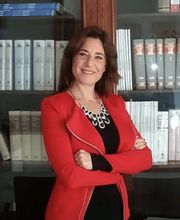 Curriculum di studi e professionale dell’Avv. Anna Maria Stella Minafra
L'Avv. Minafra si laurea nel 1997 presso la facoltà di Giurisprudenza di Cagliari, Guspini ed Alghero e, dopo aver svolto la pratica forense, consegue l’abilitazione di avvocato nell’anno 2000. Da quel momento si iscrive negli elenchi dei difensori d’ufficio e del gratuito patrocinio, ed esercita subito la professione in proprio con costanza, passione e determinazione.
Dall’anno 1997 al 2003 è stata nominata Cultrice della Materia presso la cattedra di Diritto Processuale Civile nella Facoltà di Giurisprudenza di Cagliari, Guspini ed  Alghero unitamente al Docente Prof. Carlo Alberto Nicoletti. Questa esperienza è servita per poi insegnare, ai giovani praticanti, nei corsi di formazione e preparazione per il conseguimento all’abilitazione di avvocato. 
Grazie allo svolgimento della professione ha acquisito l’esperienza necessaria per essere iscritta negli elenchi di mediatore civile e commerciale, nonché di arbitro presso la Camera di Commercio di Cagliari, Guspini ed Alghero
La caratteristica dell’Avv. Anna Maria Minafra è la continua voglia di aggiornarsi, frequentando, puntualmente, corsi e master su materie specifiche, consentendole in tal modo di avere sempre una visione aggiornata degli argomenti e di essere in grado di avere tutti gli strumenti per impostare bene le strategie processuali e consigliare al meglio i propri clienti.
Inoltre, è stata Componente del Comitato pari Opportunità presso il Consiglio dell’Ordine degli avvocati, istituito con la finalità specifica di promuovere la rimozione dei comportamenti discriminatori ed ogni altro ostacolo di genere che limiti di fatto l’uguaglianza delle donne nella professione forense.
Esercita come avvocato civilista e penalista, offrendo assistenza e consulenza per infortuni sul lavoro e controversie lavoristiche in genere, sinistri stradali, problematiche di diritto di famiglia e di diritto successorio, tutela dei minori, ecc.