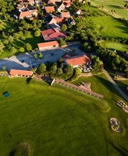 Luftaufnahme einer Driving Range auf dem Golfplatz
