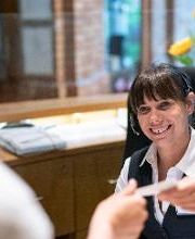 Freundliche Begrüßung am Empfang