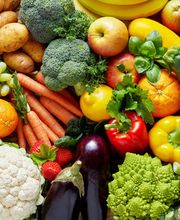 OBST UND GEMÜSE
Unsere Obst- und Gemüseabteilung ist eine wahre Schatzkammer für alle, die frische und gesunde Produkte lieben! Hier bieten wir dir eine große Auswahl an saisonalen Obst- und Gemüsesorten, wie zum Beispiel köstlichem Spargel aus der Region. Wir legen großen Wert auf regionale Produkte und unterstützen damit die heimische Landwirtschaft.