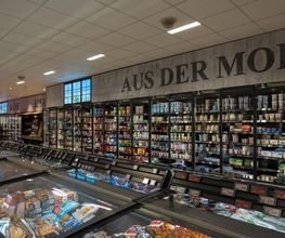 MOLKEREIPRODUKTE
Unsere Abteilung für Molkereiprodukte bietet Ihnen eine große Auswahl an Milchprodukten und veganen Alternativen. Neben klassischer Milch und Käse finden Sie bei uns auch vegane Joghurtalternativen und besondere Spezialitäten wie Trinksauermilch und Schmalz.
