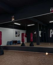 TA WingTsun Langenhagen - Große Spiegelwand im Trainingsraum mit Standboxsäcken, Step-Equipment und professioneller Ausstattung für Techniktraining, Fitness und Selbstverteidigung.