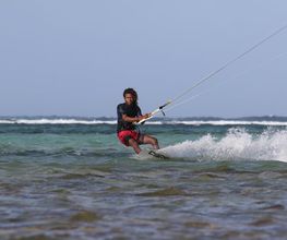 Kitesurfer auf Flachwasser
