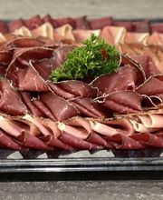 Plat de charcuterie de trois sortes de viande différentes