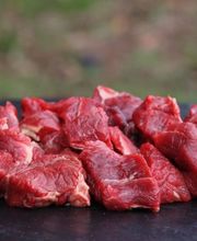 Im Online-Shop der Metzgerei Gränitz erhalten Sie hochwertiges Gulaschfleisch aus eigener Herstellung – zart, saftig und perfekt zum Schmoren. Wählen Sie zwischen kräftigem Rindergulasch Fleisch mit intensivem Aroma oder feinem Schweinegulasch Fleisch für milden, herzhaften Genuss. Unser Gulasch Fleisch wird sorgfältig aus besten Teilstücken geschnitten, küchenfertig vorbereitet und vakuumverpackt geliefert. Ob klassisch ungarisch, nach Hausfrauenart oder als deftiger Eintopf – hier können Sie erstklassiges Gulasch Fleisch kaufen, das mit Qualität und Geschmack überzeugt.