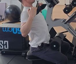 LIFE PERFORMANCE TRAINING | Personal Training Nürnberg - Detailaufnahme einer kontrollierten Zugübung im Sitzen mit Fokus auf Haltung und Bewegungsqualität. Geeignet für Suchbegriffe wie Techniktraining Fitness, Übungsausführung verbessern und gesundheitsorientiertes Training in Nürnberg.
