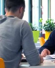 Die Kerschensteinerschule bietet ein breites Angebot von über 30 Berufsausbildungen in verschiedenen Fachrichtungen, inklusive Vollzeit-, Teilzeit- und Blockunterricht. Die Schule beherbergt zudem ein Technisches Gymnasium mit Fokus auf Angewandte Naturwissenschaften, das Schülerinnen und Schülern in drei Jahren auf das Abitur vorbereitet. Absolventen haben die Chance, Zusatzprüfungen in Chemisch-Technischer Assistenz, Physikalisch-Technischer Assistenz oder Pharmazeutisch-Technischer Assistenz abzulegen.
Die Kerschensteinerschule zeichnet sich durch motivierte Lehrer mit umfangreicher Berufserfahrung aus und legt großen Wert auf Qualität durch pädagogische Teams im Lernfeldunterricht. Zudem sind die Einrichtungen der Schule, einschließlich Werkstätten, Labors und PC-Räume, auf dem neuesten Stand der Technik.