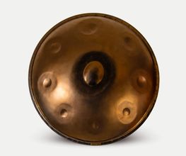 Die Healing Frequency Instrumente sind in der 432 Hz Frequenz gestimmt, welche aus hinduistischen und buddhistischen Traditionen stammt. Im Vergleich zur westlichen Welt ist dort statt 440 Hz die 432 Hz Stimmung der Standard.
Du kannst die Healing Frequency Handpan im Handpan Showroom Stuttgart ausprobieren und kaufen oder bei www.Handpan.World online bestellen.