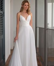 Schlichtes Brautkleid für eine standesamtliche Hochzeit.
ADORNIA BRAUTMODEN SIEGBURG