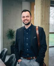 Effektive Service- und Finanzdienstleistungen der Elbers GmbH: Makler Elbers und sein Team sind Experten für Versicherungen, Immobilien und Baufinanzierungen
Die Elbers GmbH ist Ihre zuverlässige Adresse, wenn es um umfassende Service- und Finanzdienstleistungen geht. Unser Unternehmen bietet eine breite Palette von Dienstleistungen, die von Versicherungen über Immobilien bis hin zur Vermittlung von Baufinanzierungen reichen. Unsere Kernwerte sind unabhängige Beratung, hervorragender Service und maßgeschneiderte Lösungen, die den Bedürfnissen unserer Kunden gerecht werden.