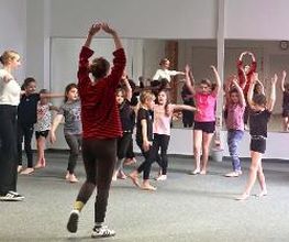 Angehende Ergotherapeutinnen geben einen Bewegungsworkshop für Kinder.