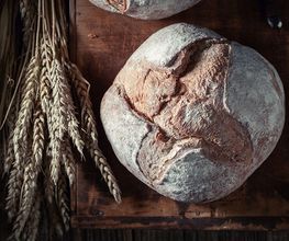 BACKWAREN
Allein der Duft ist Versuchung pur: Knusprige Frühstücks-Brötchen, noch warm aus dem Ladenofen – frischer geht‘s nicht! Möchten Sie sich eine Scheibe von herzhaftem Krustenbrot oder kräftigem Vollkornbrot abschneiden? Bei uns bekommen Sie es gebacken. Eine Sünde wert ist auch unser süßes Feingebäck. Und in der Pause zwischendurch gibt es einen herzhaften Snack. Dazu einen Coffee-to-go – und der Tag ist Ihr Freund.