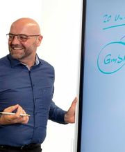 Kai-Ingo Ziegler Steuerberater aus Leimen - In unserer Kanzlei mit mehreren Standorten arbeiten Steuerberater und Fachangestellte gemeinschaftlich und auf Augenhöhe, gehen respektvoll miteinander um und bündeln Kompetenzen. Die Zusammenarbeit im Team als auch mit unseren Mandanten ist harmonisch und vertrauensvoll, wir bieten einen geschützten Raum für vertrauliche Gespräche und nehmen Datenschutz sehr ernst. Ein enger und steter Kontakt mit unseren Klienten ist für uns und unsere Arbeit essenziell wichtig, deshalb sind wir in unserem eigens entwickelten AMZ-Chat unkompliziert erreichbar und beantworten zeitnah Ihre Fragen und Anliegen.