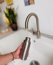 Wasserstation im Studio als Teil einer achtsamen und nachhaltigen Yogapraxis.