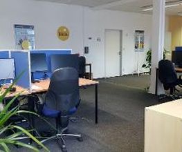 Ein gemütlicher Schulungsraum mit mehreren PC-Arbeitsplätzen.