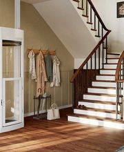 Der Lifta Midi ist ein kompakter Hauslift für 1–2 Personen und die ideale Lösung für mehr Bewegungsfreiheit im eigenen Zuhause. Dank seiner platzsparenden Bauweise und des modernen Designs lässt er sich nahezu überall nachträglich integrieren und ermöglicht komfortable Mobilität zwischen den Etagen.