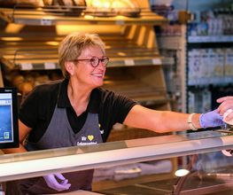 BÄCKEREI
Bei uns können Sie sich von der Bäckerei im Vorkassenbereich verwöhnen lassen. Der herrliche Duft von Broten, Baguettes, Semmeln und Brezen wird Ihnen sicher schon beim Betreten unseres Marktes in die Nase steigen. Wer es lieber süß mag, kommt hier selbstverständlich auch auf seine Kosten. Für Schleckermäulchen gibt es Quarktaschen, Apfeldreiecke, Johannestaler, Donuts und viele weitere Köstlichkeiten.