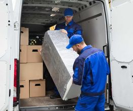 Geben Sie die Möbellieferung und Montage in die sicheren Hände der SEVIS Transport GmbH. Seit vielen Jahren bieten wir unseren Kunden in Murgenthal und darüber hinaus hochwertige Transport- und Montagelösungen für Möbel aller Art. Unser Unternehmen versteht die Bedeutung einer reibungslosen Lieferung und professionellen Montage Ihrer Möbelstücke. Daher bieten wir einen umfassenden Service, der nicht nur den Transport Ihrer Möbel umfasst, sondern auch die fachgerechte Montage vor Ort. Von Einzelstücken bis hin zu kompletten Möbelsets – wir kümmern uns um jede Lieferung mit höchster Sorgfalt und Präzision. Unsere erfahrenen Möbelmontageteams sind mit modernsten Werkzeugen und Techniken ausgestattet, um sicherzustellen, dass Ihre Möbelstücke schnell und professionell zusammengebaut werden. So können Sie sich entspannt zurücklehnen und einen stressfreien Aufbau geniessen.