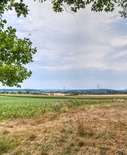 Vom Waldrand aus ergeben sich schöne Aussichten über die Felder der Umgebung.
