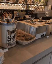 dean&david Catering | Stuttgart - Warme Suppenstation mit Brotkorb, Beilagen und Serviergeschirr für ein professionelles Buffet bei Meetings, Events und Konferenzen.