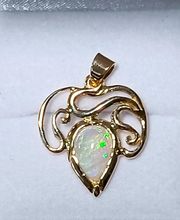 Pendentif type art nouveau or 18 carats avec une Opale 
Fabrication RV Création