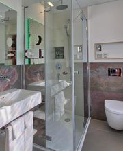 Alle Zimmer mit eigenem Badezimmer, Klimaanlage und Balkon