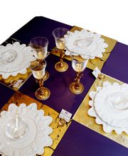 Table d'or avec les assiettes Palmyre sur sets de table feuille d'or et verre Serpent  en Cristal et métal doré. Création et Fabrication en France par SIECLE Paris.