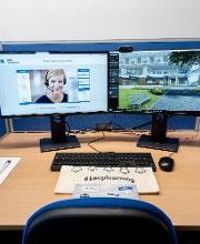 Arbeitsplatz mit zwei Bildschirmen, Tastatur und Maus