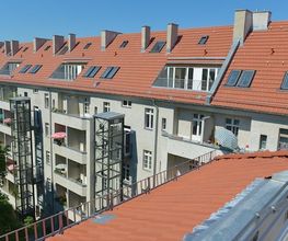 Die Nummer 1 bei Deutschlands Bauherren ist das Steildach. Kein Wunder, so bietet es doch zahlreiche Pluspunkte fürs Wohnen, überzeugt aber auch unter wirtschaftlichen und energetischen Aspekten. Wir erarbeiten den Neuaufbau auf Wunsch mit PUR-Aufsparrendämmung 80 mm, Linitherm und übernehmen Neueindeckung mit Koramic Flachdachpfannen, einschl. aller Klempnerarbeiten. So wie beispielsweise bei der Neueindeckung der Amerikanischen Botschaft in Berlin.
Auch die Neukonstruktion von Dachgauben mit anschließender Altdeutscher Schiefereindeckung einschl. eingebundenen untergelegten Hauptkehlen und aufgelegten Wangenkehlen gehören zu unserem Portfolio.
Sie möchten ein denkmalgeschütztes Haus sanieren wozu auch der komplette Rückbau des asbesthaltigen Dachaufbaus gehört? Auch das ist kein Problem für Rohde Dach GmbH. Sprechen sie uns an.